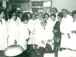 Pracownicy Zakładu Medycyny Sądowej Śląskiej Akademii Medycznej, siedzi prof. Pragłowski 1974